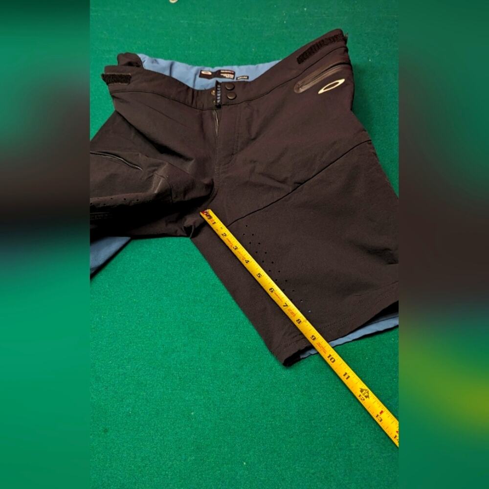 Oakley performance fit mountain bike shorts, men's small, 9 inch inseam